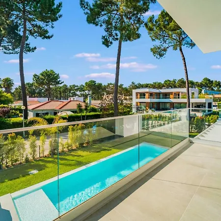Vila Luxury 4br W/ Pool & Cinema Golf | By Airnest
