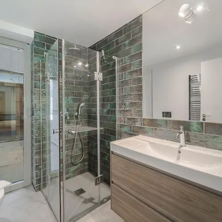 Vila Luxury 4br W/ Pool & Cinema Golf | By Airnest