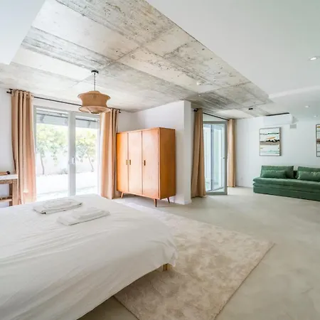 Luxury 4br W/ Pool & Cinema Golf | By Airnest Charneca (Setubal)