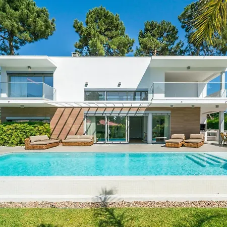 Luxury 4br W/ Pool & Cinema Golf | By Airnest Vila