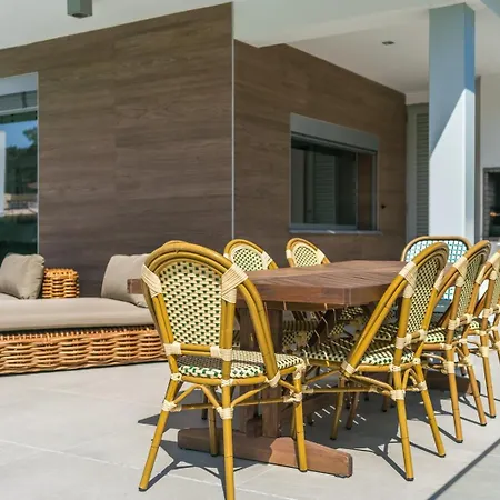 Vila Luxury 4br W/ Pool & Cinema Golf | By Airnest