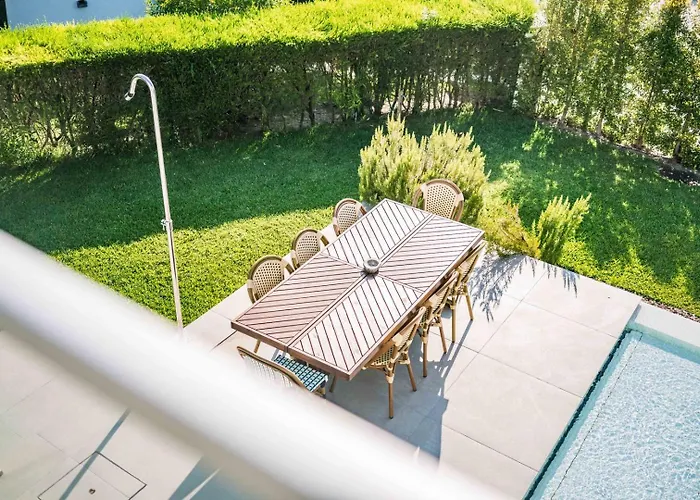 Luxury 4br W/ Pool & Cinema Golf | By Airnest